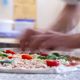 Préparation de la pizza du Bar Pizzeria Licone à Cogne